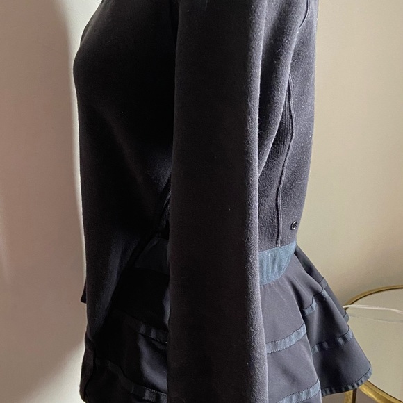 Size 4 black lulu pullover - Picture 3 of 5